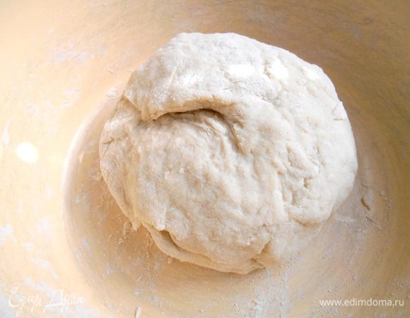 Когда тесто перестанет липнуть к рукам, отправляем колобок полностью охлаждаться в холодильник!