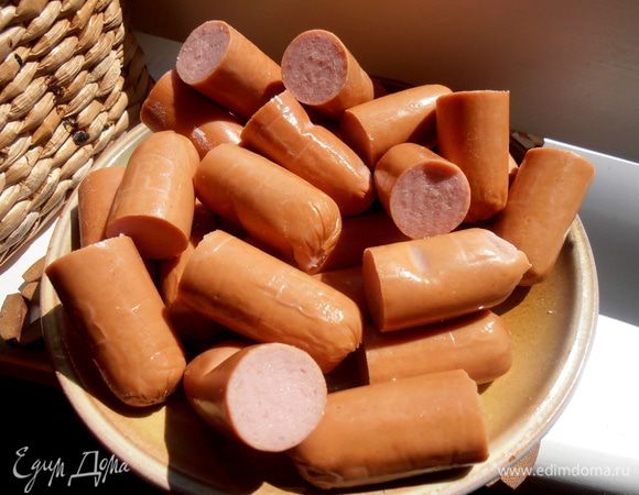 Сосиски нужно поделить пополам или больше, если очень длинные куплены...