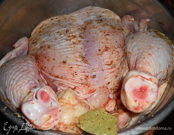 Курицу обтереть специями с солью и оставить промариноваться на 35 минут.