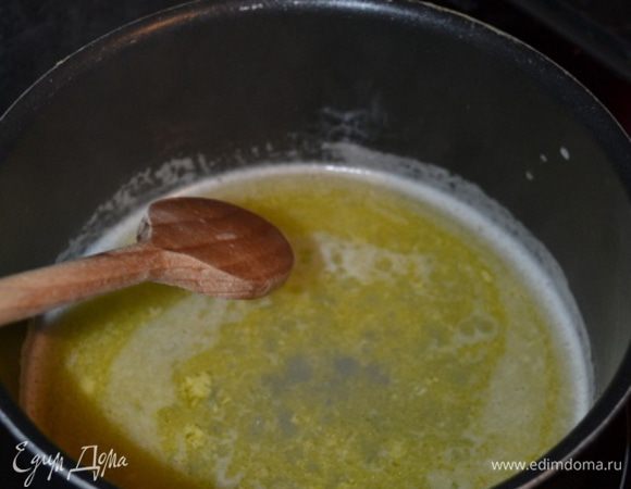 В кастрюлю положить масло сливочное и налить воду, добавить щепотку соли и 2 щепотки сахара. Довести до кипения, масло должно полностью раствориться.