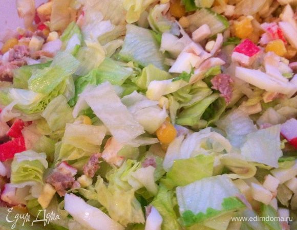 Нарезанные квадратиками листья "Айсберга"