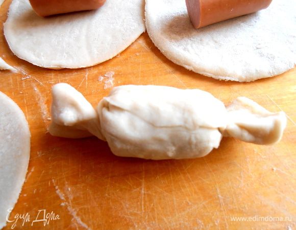 Заравниваем шов и перекручиваем края на манер конфетки!