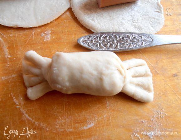 Ручкой от ложки делаем три прижимания по краям.