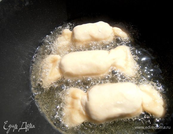 Отправляем в горячее масло первые "конфетки"!