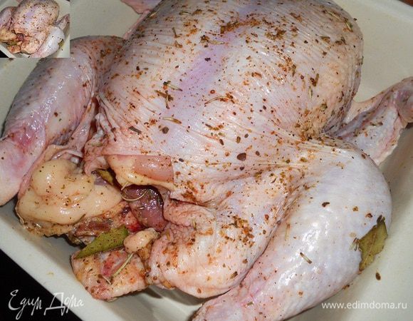 Курицу перекладываем в форму и ставим в разогретую духовку при температуре 200(печем где то 25 - 30 минут, а затем добавляем картофель)