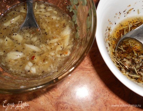 В двух тарелочках делаем разные смеси. В одной смешиваем масло растительное, смесь перцев и раздавленный чеснок.
Во второй смешиваем соль с приправами - состав смотрите у Апрель тут -http://www.edimdoma.ru/retsepty/52793-sol-s-pripravami-dlya-blyud , розмарин и мед.