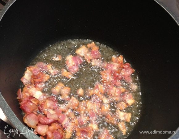 Нарезать бекон квадратиками и обжарить на небольшом огне в кастрюле, в которой будет вариться суп