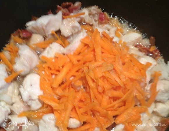 Натертую морковь отправляем к продуктам и продолжаем обжаривать всё вместе еще минут 10