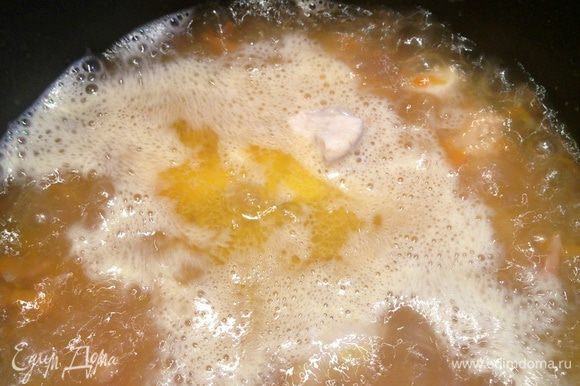 Затем заливаем кипятком ( около 1-1,5 литров), посыпаем солью и варим до готовности. За минуту до того, как снимем суп с огня добавляем укроп.