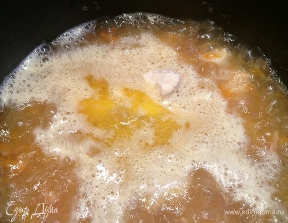 Затем заливаем кипятком ( около 1-1,5 литров), посыпаем солью и варим до готовности. За минуту до того, как снимем суп с огня добавляем укроп.