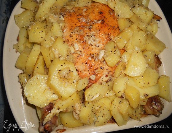 Курицу достать из духовки и медовой смесью приправ смазать курицу. Картофель нарезать кружочками, поставить варить,  довести до кипения и слить воду, посолить картофель, смешать со смесью масла и чеснока, перемешать и выкласть по бокам курицы. Поместить все назад в духовку и печь до готовноси.