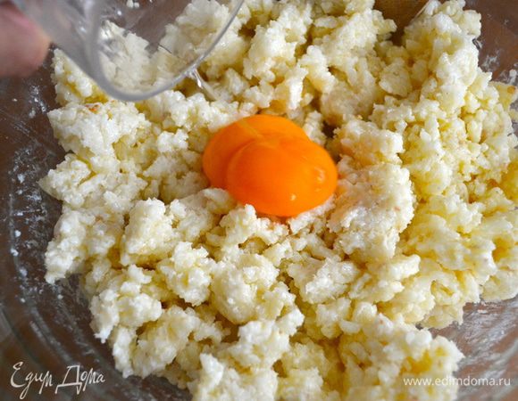 Желтки отделить от белков. Добавить к рису желтки и снова перемешать. 