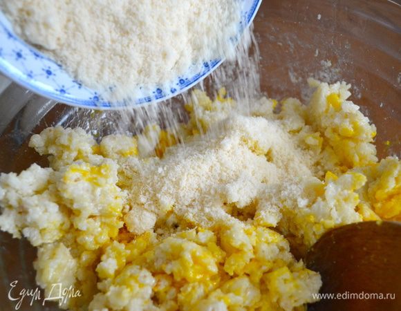 Следом добавить тертый сыр.