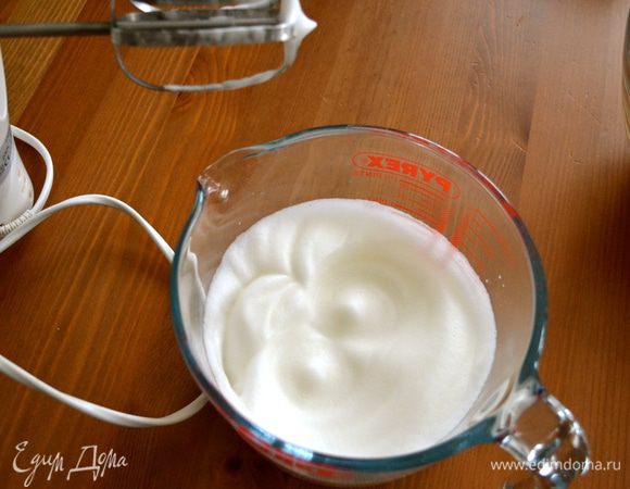 С щепоткой соли взбить белки - не до фанатизма! ))