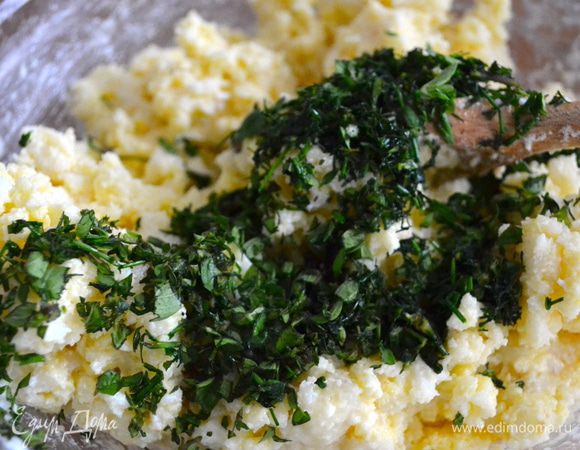 Мелко порубить ароматные травки... И добавить и их к рису. Окончательно все как следует перемешать.