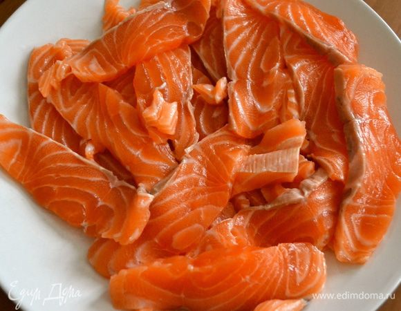 Филе лосося нарезать полосочками. 
