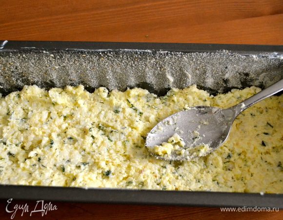 Далее начинаем выкладывать, чередуя, слои риса и рыбы... Здесь лучше всего сразу определиться, если у Вас форма поменьше размером, то, вероятно у Вас получится сделать три слоя рыбы, и тогда рис Вам надо "визуально" поделить на 4 части, так как у Вас должно получиться 4 слоя из риса... Моя форма довольно большого размера, поэтому у меня получилось 2 слоя рыбы, и 3 слоя риса, соответственно! )) Итак, самым нижним слоем выкладываем рис... Его важно как следует выровнять и уплотнить. Помогаем себе ложкой...    