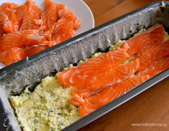 Сверху выложить слой рыбы. Слегка посолить (поперчить при желании...)