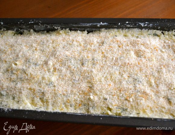 Выровнять поверхность запеканки и присыпать парировочными сухарями. Поставить в разогретую духовку выпекаться на 20 минут.