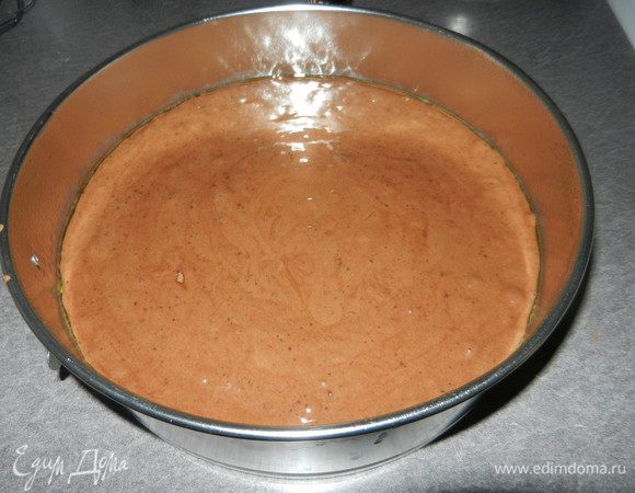 Полученную смесь делим на две части, если формы небольшие (20 см).  2 формы смазываем маслом и посыпаем мукой. На дно можно выложить пергамент. (Я использовала масло-аэрозоль для выпечки).  Немного потрусить формы или бросить пару раз, не мешать , чтобы не нарушить пузырьки воздуха. Поместить в разогретую до 180 градусов духовку и выпекать до готовности. Первые 20 минут не открывать духовку.