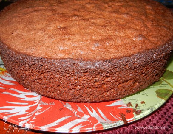 Коржи вынимаем из духовки и даем полностью остыть. Разрезаем каждый корж на два. Всего получится 4 коржа. 
Примечание: У меня получился один корж, так как я использовала форма по-больше, разрезала на 3 части.