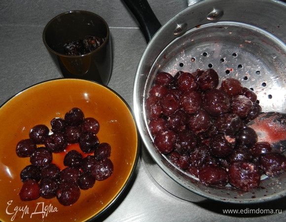 Пока коржи выпекаются, подготовим начинку.
Поставим вишню размораживаться, притрусим сахаром и польем ликером.  Процедим, отделив сок от ягод. 
Нарежем чернослив небольшими кусочками.