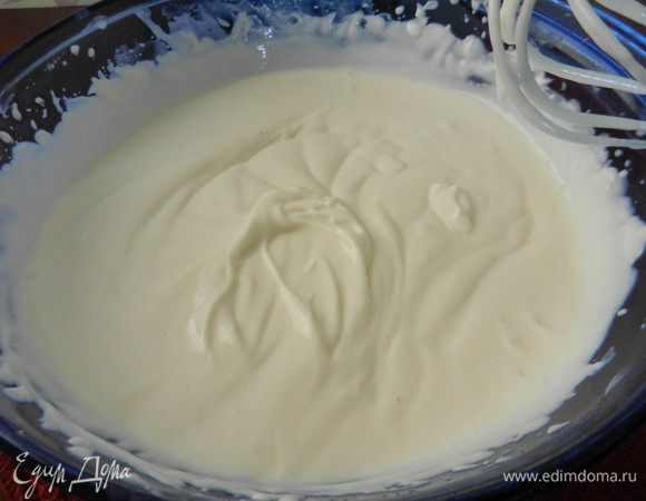 Для сметанного крема взбиваем сметану с сахаром. Я взбивала вручную. Добавляем ликер и продолжаем взбивать. Можно взбивать миксером, но нужно следить, чтобы не перебить и не образовались комочки масла. Должны получиться мягкие пики, не слишком густой крем, но и не жидкий.