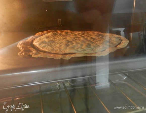 Выпекать вместе с излишками от 8 до 10 минут, до золотистого цвета.