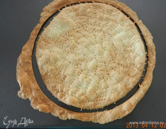 Готовый корж выньте из духовки и охладите. Излишки поместите отдельно, они потом пригодятся.