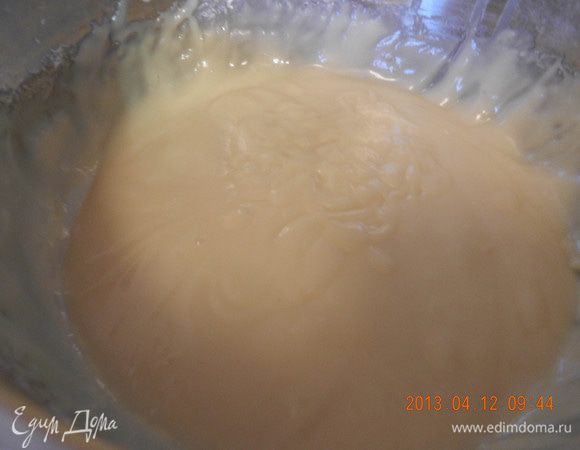 Теперь приступим к приготовлению заварного крема. 1. Смешать вместе яичные желтки, сахар и ванильный сахар в средней посуде и влить 1/4 стакана холодного молока, смешать венчиком до полного растворения. 2. Затем добавить муку и взбить до получения однородной массы, добавить дополнительно 1/4 стакана молока. Поставить смесь в сторону. 3. В большую непригарающую посудину добавить оставшееся молоко и на слабом огне довести до кипения, постоянно помешивая деревянной ложкой. 4. Постепенно вливать яичную смесь п. 2 в молочную смесь п. 3, при этом интенсивно размешивать, чтобы не образовывались комки. Варить на медленном огне, постоянно помешивая в течение 20–35 минут. Крем должен завариться густой и без комков. Не переварите, он когда остынет еще немного загустеет.