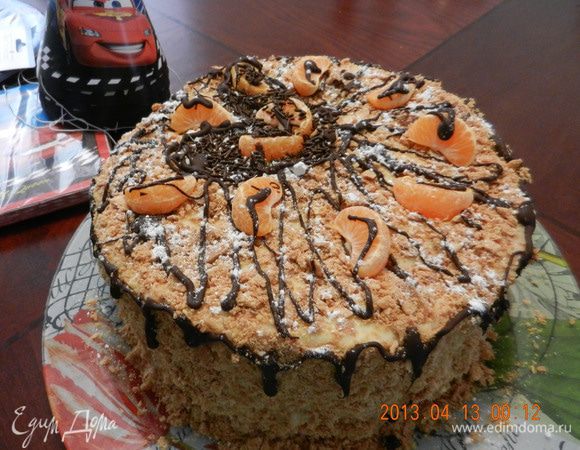 На следующий день: для получения присыпки раздавите излишки от коржей. Смажьте верх и бока торта заварным кремом заново. Посыпьте присыпкой и бока и сверху. При желании для украшения торта можно также использовать растопленный шоколад. Приятного аппетита!