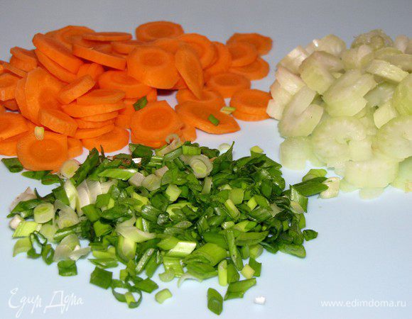 Нарежьте зеленый лук мелко, а морковь и сельдерей тонкими кружочками.