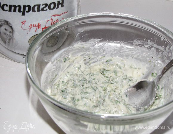 В небольшой миске смешайте сливочное масло, петрушку, измельченный чеснок, эстрагон, соль и перец.