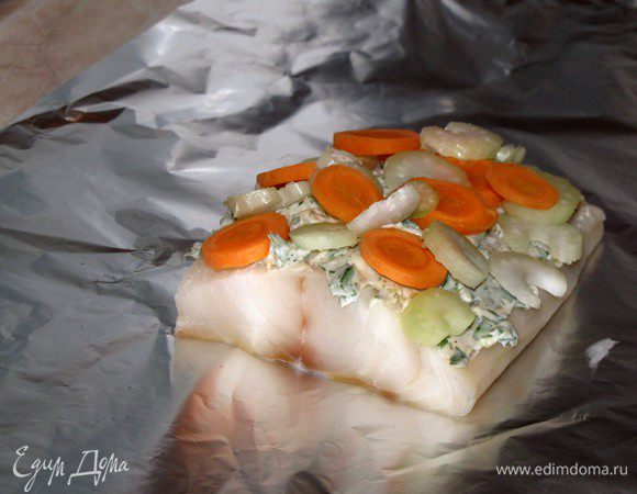 Положите по одному филе палтуса на кусок фольги. Намажьте на рыбу получившееся "зеленое" масло, а сверху выложите овощи.