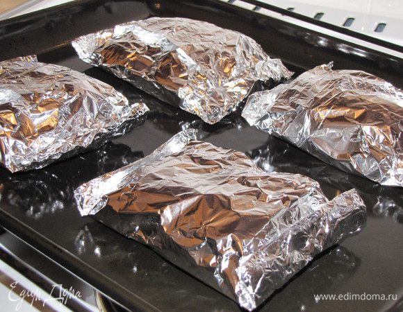 Положите конвертики с рыбой на противень, поставьте в духовку, разогретую до 200 -220 град, и запекайте 12 минут.