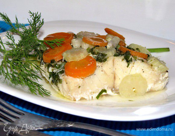 Разложите рыбу и овощи по тарелкам, сверху полейте маслом и соком, образовавшимся в конвертике. Приятного аппетита!