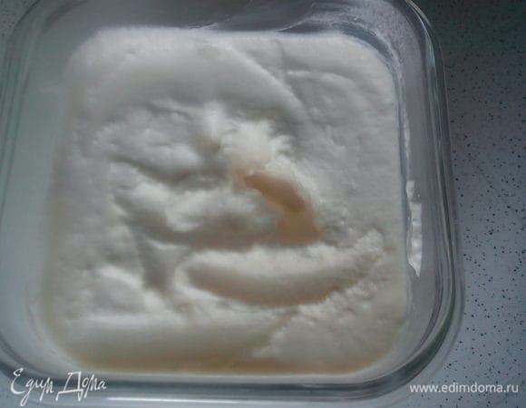 В творог добавить сахар, яйца, разрыхлитель и ваниль. Хорошо смешать  и постепенно всыпать муку.