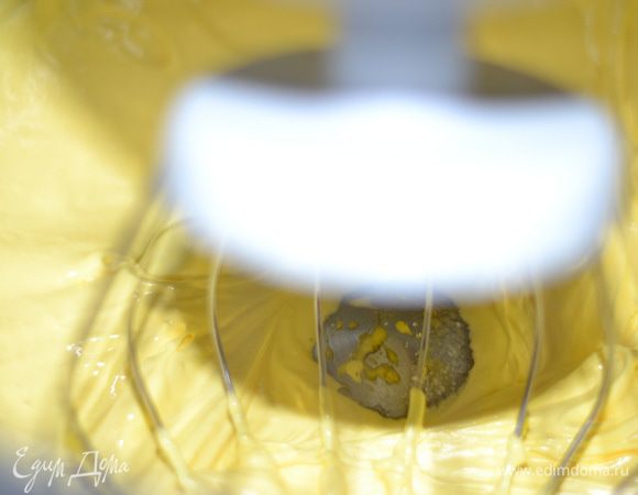 Разделяем яйца на белки и желтки. Готовим бисквит. Взбиваем желтки с половиной нормой сахара до густого, кремообразного состояния минут 7-10,чтобы масса была пышной, и как густой крем.