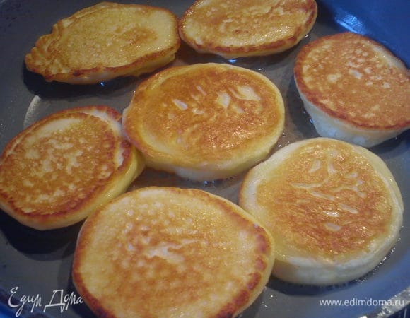 Сковороду разогреть с небольшим количеством подсолнечного масла. Хорошо прожарить с одной стороны на маленьком огне, чтобы при переворачивании тесто не растекалось. Перевернуть и зарумянить с другой стороны. 