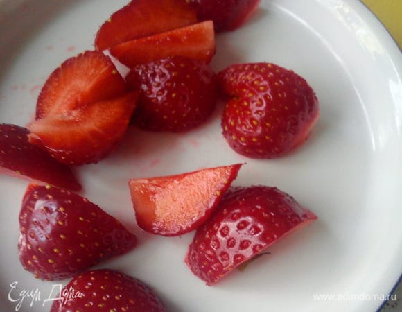 Клубнику нарезать четвертинками.