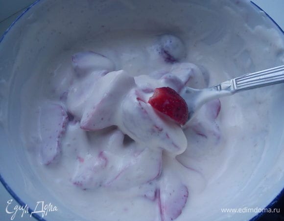 Смешать и слегка взбить вилкой сметану с сахаром, добавить клубнику.