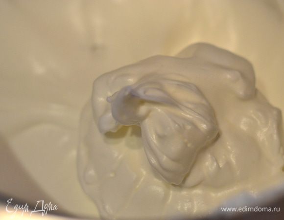 Взбиваем белки с пару каплями лимонного сока и половиной нормой сахара в крепкие пики.