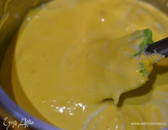 Во взбитые желтки добавить пару ложек взбитых белков и аккуратно,заворачивающими движениями,чтобы ни чего не осело, лопаткой перемешать,добавить кокосовую стружку,очень аккуратно перемешать.