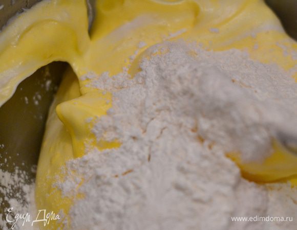 Просеять муку с крахмалом и щепоткой соли. Добавить немного к перемешанным яйцам, перемешать лопаткой.