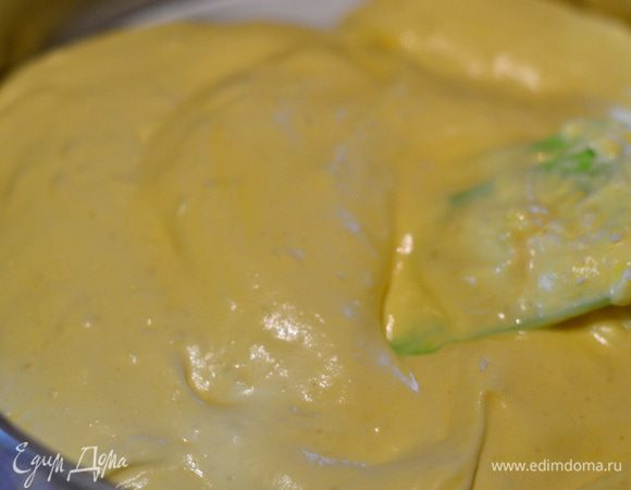 Снова добавить немного  белков, затем муки, не забывая перемешивать лопаткой и в конце добавить остальные все белки, перемешать, т.е. поочередно, но в конце белки. Вылить тесто в застеленную пергаментом форму и выпекать в духовке при температуре 180 гр. 20-25 минут.