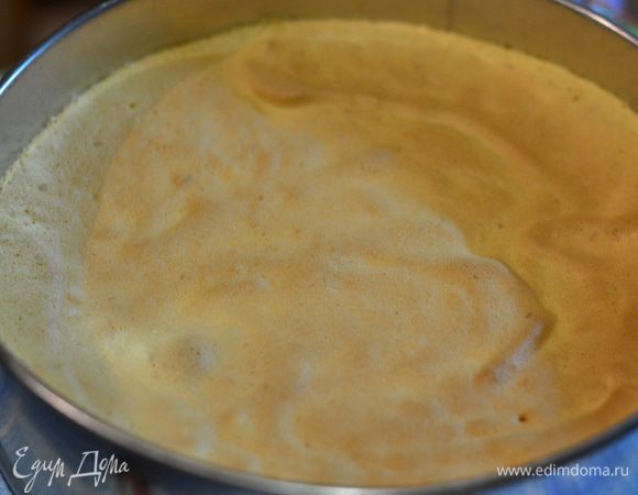 Готовому бисквиту дать остудиться в форме.