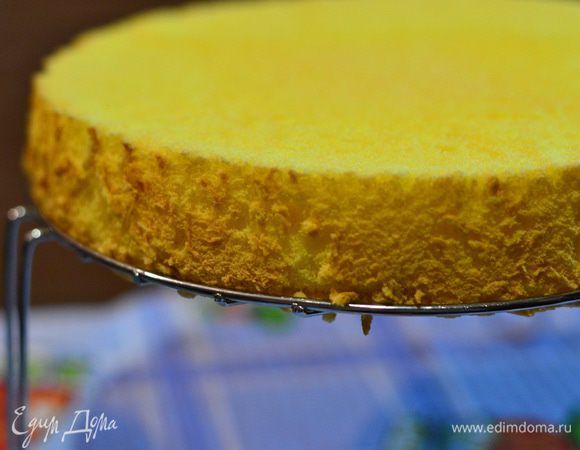 Бисквит перевернуть и дать отдохнуть немного.