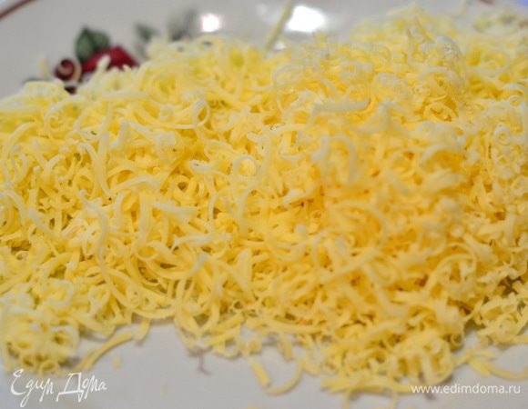 Тем временем готовим сырное суфле. Сыр натираем на мелкой терке. Молоко со сливками ставим на медленный огонь, добавляем ваниль и слегка подогреваем. Туда же отправляем натертый сыр и перемешиваем венчиком до его растворения.