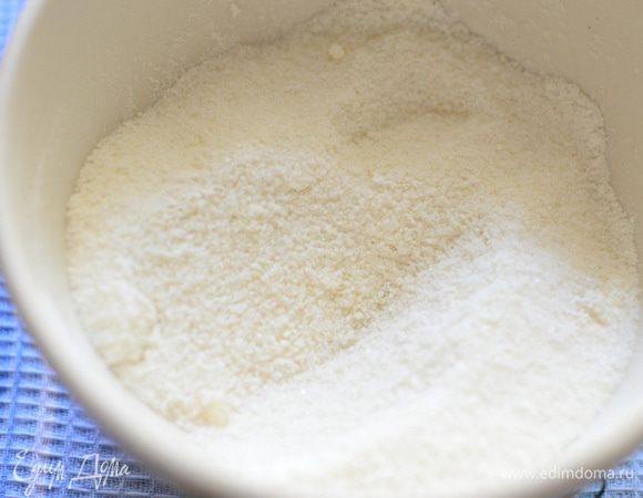 Смешиваем муку с половиной нормой сахара и добавляем к молочно-сырной смеси, быстренько все перемешиваем, чтобы не было комочков.