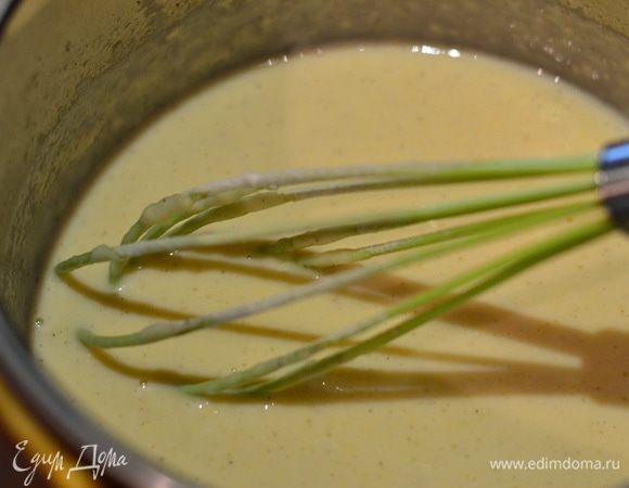 Добавляем туда же сливочное масло, перемешиваем. Снимаем с огня. Остудить!